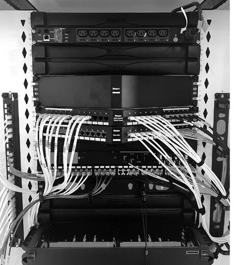 Innvendig bredde for feste av komponenter i et server rack, er som regel standardisert på 19 tommer